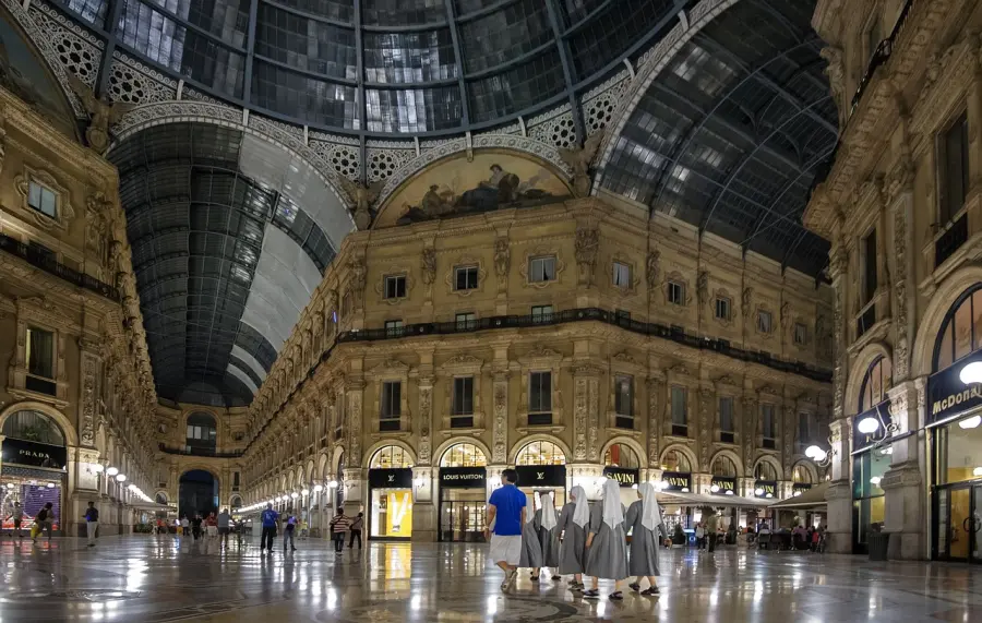 Galleria Vittorio Emanuele II: Il Cuore dello Shopping e dei Caffè Storici a Milano