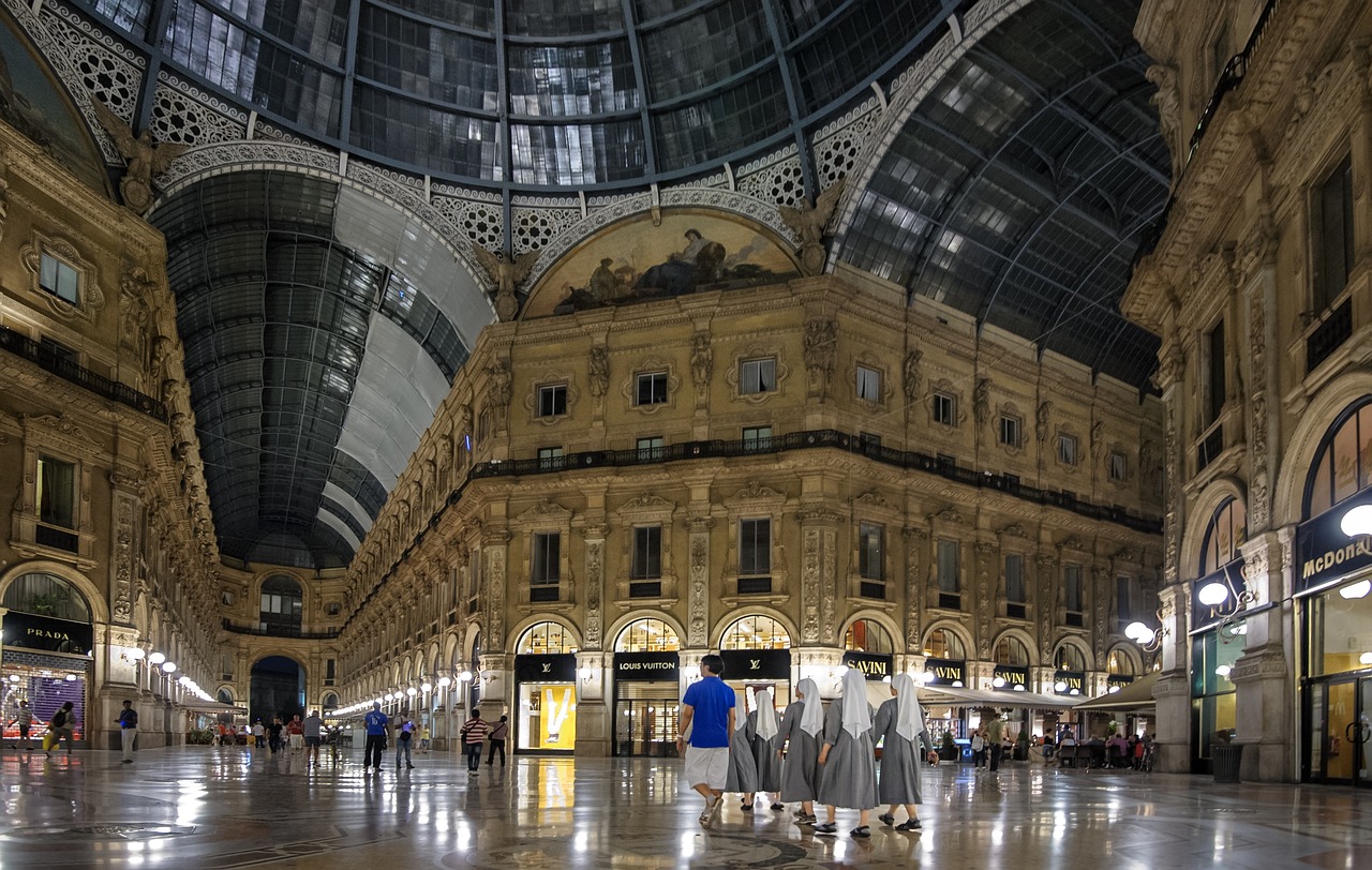 Galleria Vittorio Emanuele II: Il Cuore dello Shopping e dei Caffè Storici a Milano