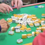 Milano, scoperta una bisca clandestina. Giocavano a mahjong d’azzardo in un appartamento, 13 indagati