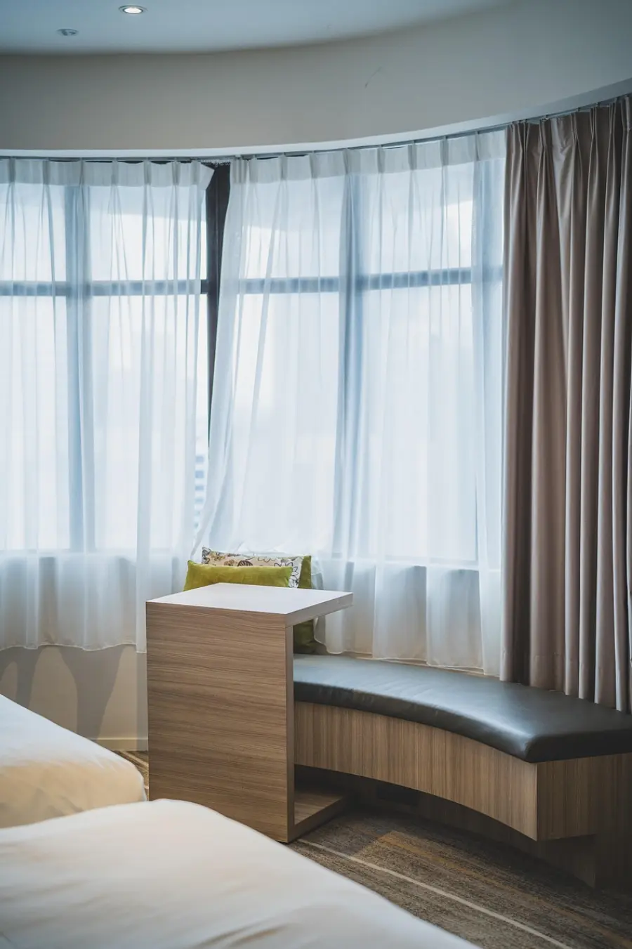 Milano, fermato 33enne in hotel per ricettazione: sequestrati cellulari schermati e accessori di lusso