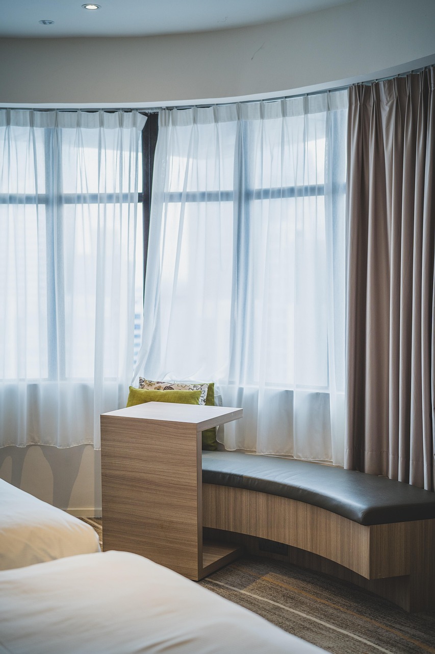 Milano, fermato 33enne in hotel per ricettazione: sequestrati cellulari schermati e accessori di lusso