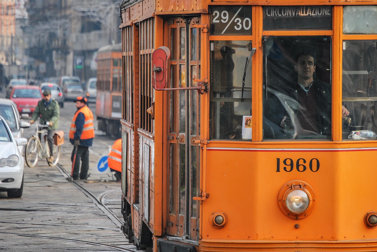 Milano, tram deragliato in via Vittorio Veneto: due morti e decine di feriti