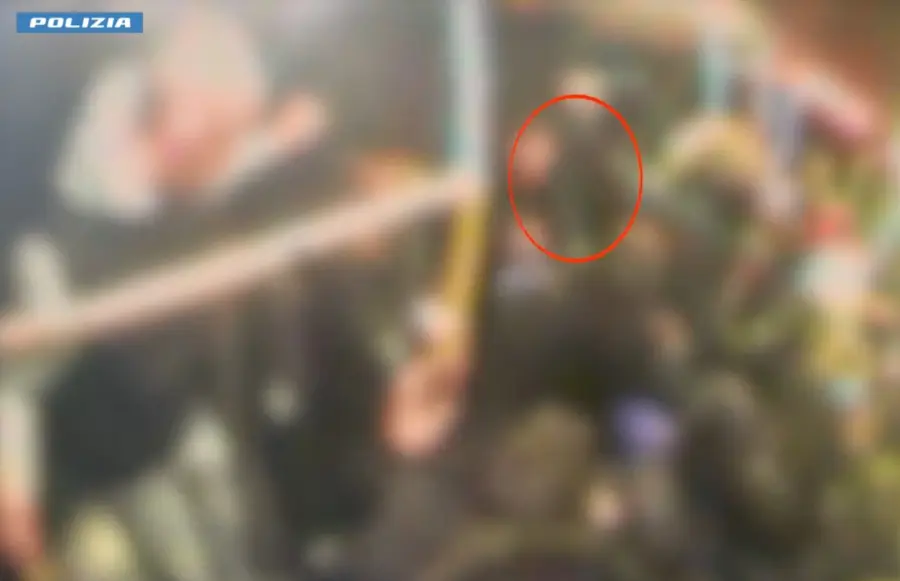 Milano, rapina di gruppo contro un 17enne in bus a Rogoredo: domiciliari per tre giovani