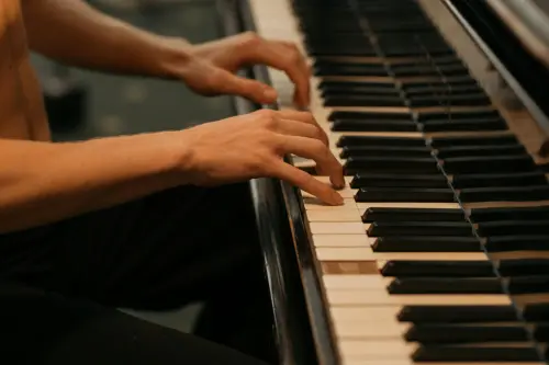 Milano, Piano City 2026 dal 15 al 17 maggio con oltre 250 concerti