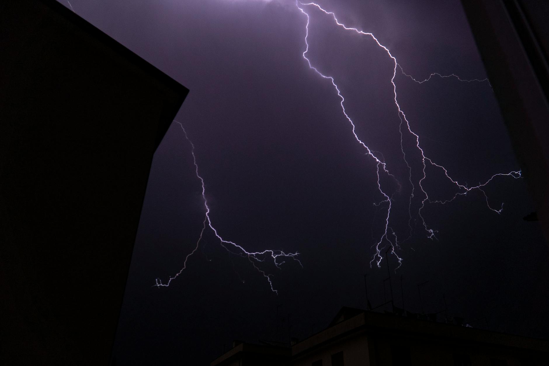Allerta gialla a Milano, rischio temporali e vento forte per 24 ore