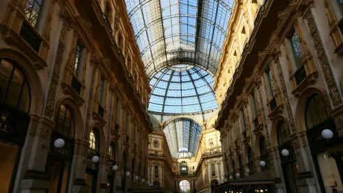 Milano, restauro del mosaico del toro in Galleria Vittorio Emanuele II