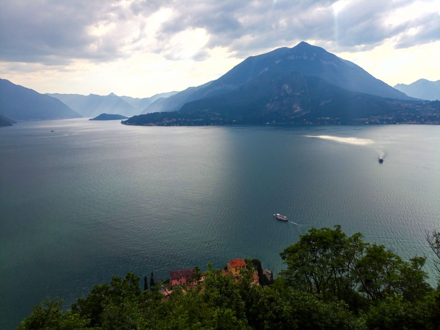 Turismo in Lombardia, laghi sold out e città in crescita ad agosto